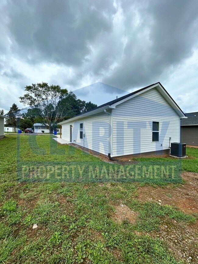 Building Photo - 615 Linda Dr SE