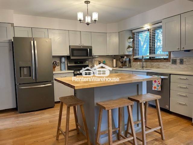 Building Photo - Spacious 4 Bedroom 2 Bath Home in Shoreview