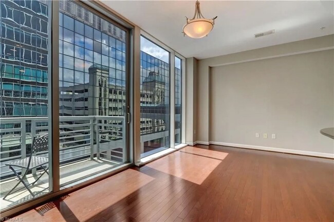 Building Photo - High-Rise Luxury 2 bedroom 2 bathroom cond...