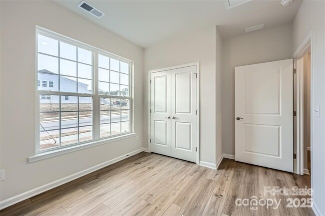 Foto del edificio - 5901 Oak Br Cir