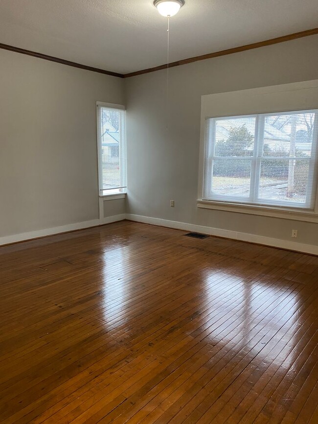 Building Photo - Vintage One Bedroom, Very Cool!