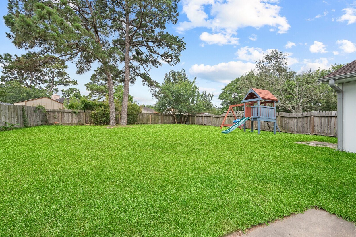 Building Photo - 20027 Crazy Horse Cir