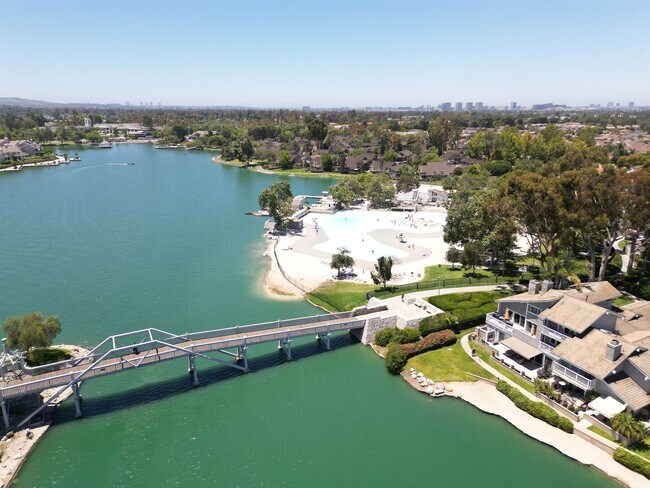 Foto del edificio - BREATHTAKING LAKE VIEW! Gated Lake community 3 bedroom plus 1 Den 2.5 bath Home