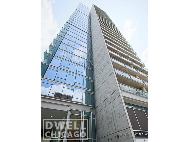 Building Photo - 801 N LaSalle Dr
