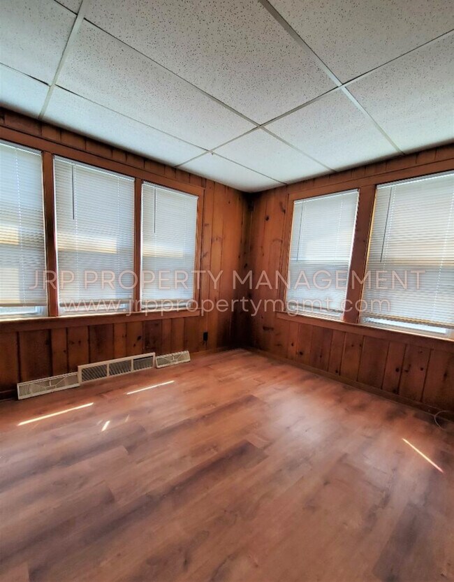 Building Photo - 907 S Grinnell St