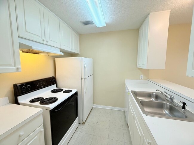 Building Photo - Charming 2 Bed/2 Bath Duplex