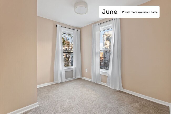 Building Photo - Private bedroom in 4 bed/2.5 bath Home