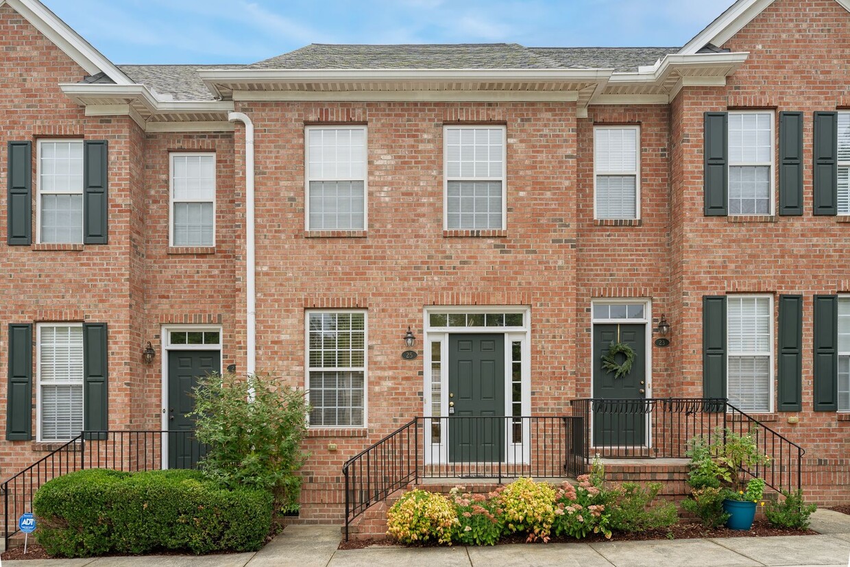 Primary Photo - Adorable 2br/2.5ba townhouse: Available Now