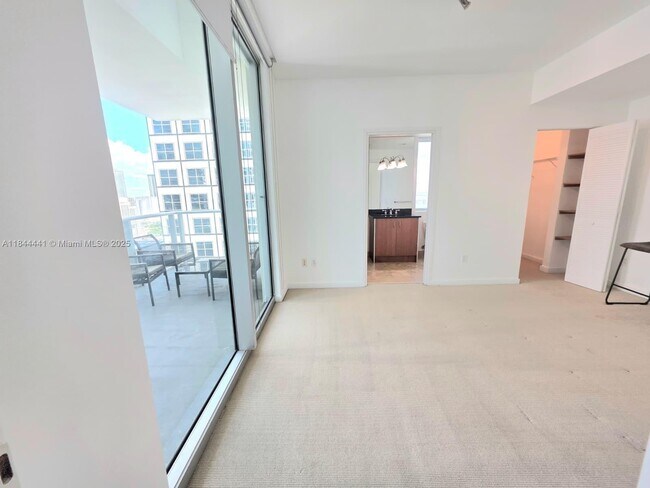 Foto del edificio - 300 S Biscayne Blvd