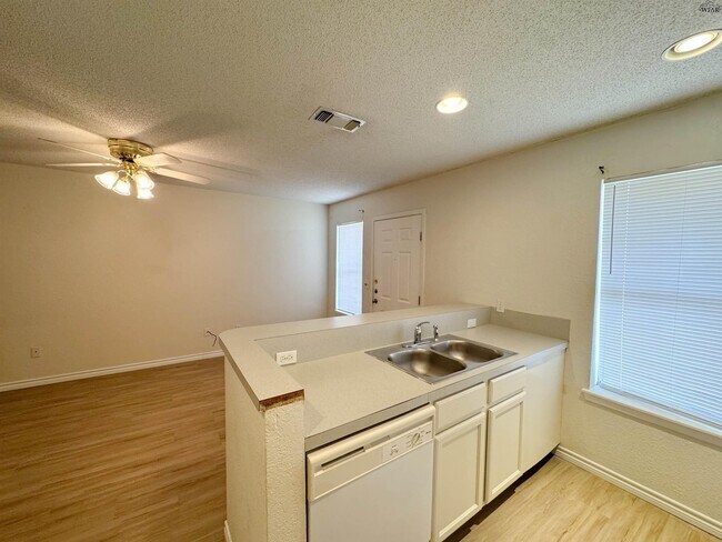 Foto del edificio - 4621 Johnson Rd