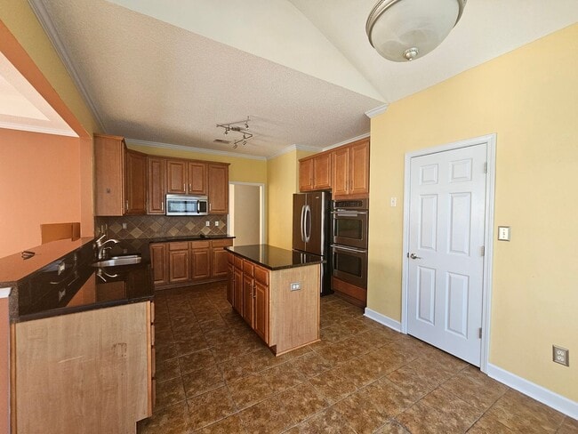 Building Photo - 3 BD / 2 BA Unfurnished