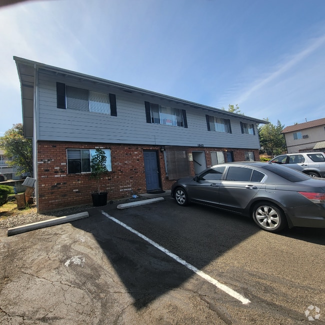 Building Photo - 1043 Lookingglass Rd