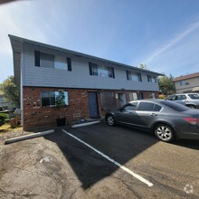 Building Photo - 1043 Lookingglass Rd