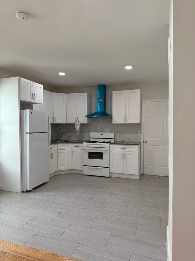 Building Photo - 53 Southview St