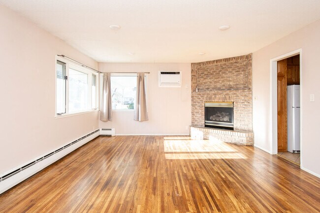 Building Photo - 206 5th Ave E