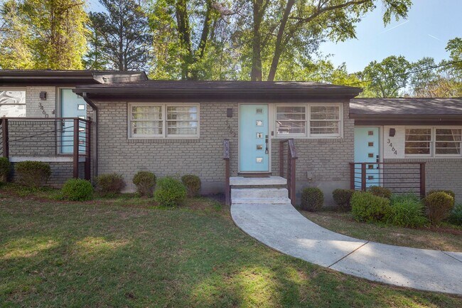 Foto del edificio - Beautifully Renovated 2/1 w/ Large Deck & ...