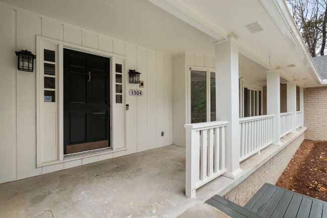 Building Photo - Spacious and Unique 5-Bedroom Home in Chapel Hill!