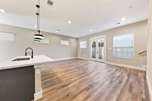 Foto del edificio - 5214 Pinemont Creek Ln