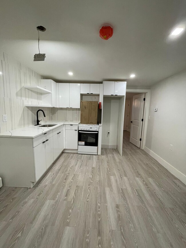 Building Photo - 28 Dales Ave