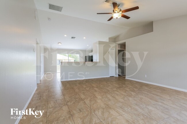 Building Photo - 215 Mossrosse St