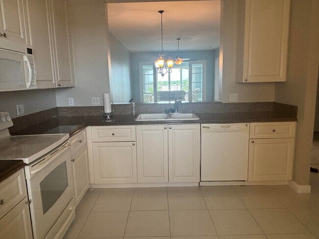 Building Photo - 35 Harbour Isle Dr W