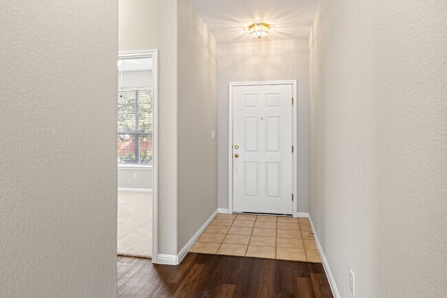 Foto del edificio - SHORT TERM LEASE Available Now!