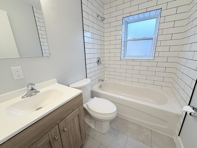 Photo du bâtiment - 301 Indian Rd S