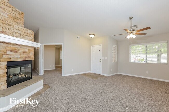 Foto del edificio - 1066 Oak Shade Ln