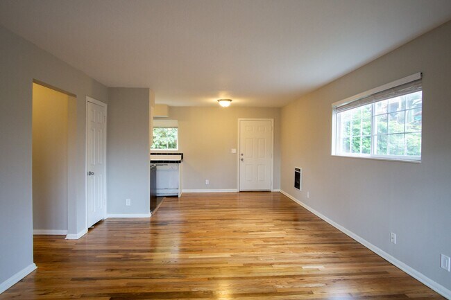 Foto del edificio - John's Landing Corner 2-Bedroom w/ Hardwoo...