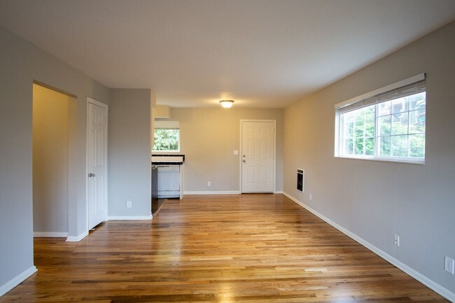 Building Photo - John's Landing Corner 2-Bedroom w/ Hardwoo...