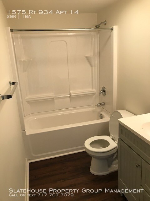 Building Photo - Large 2 Bedroom, 1 bathroom Unit