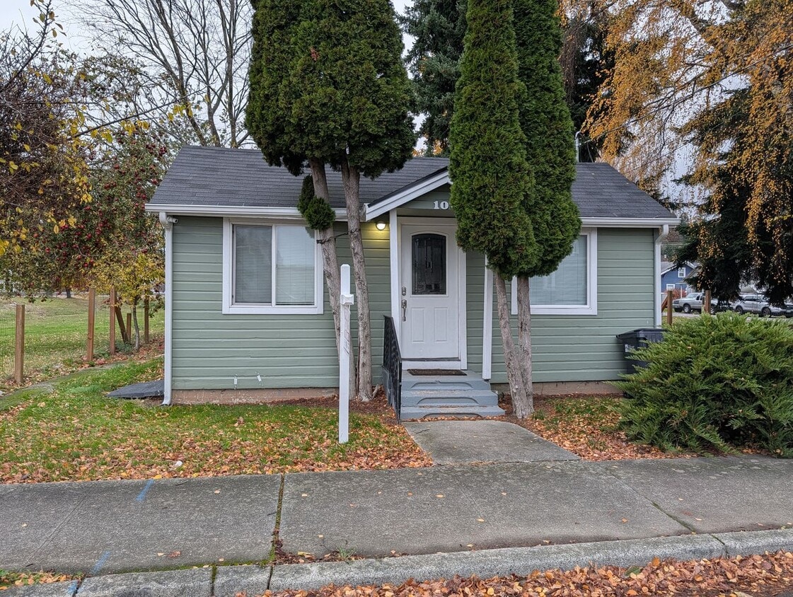 Primary Photo - 107 E Section St