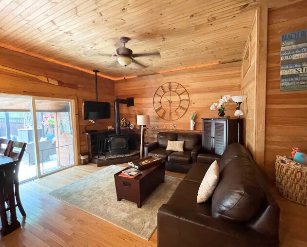 Gas fireplace and smart TV - 595 Emerys Bridge Rd