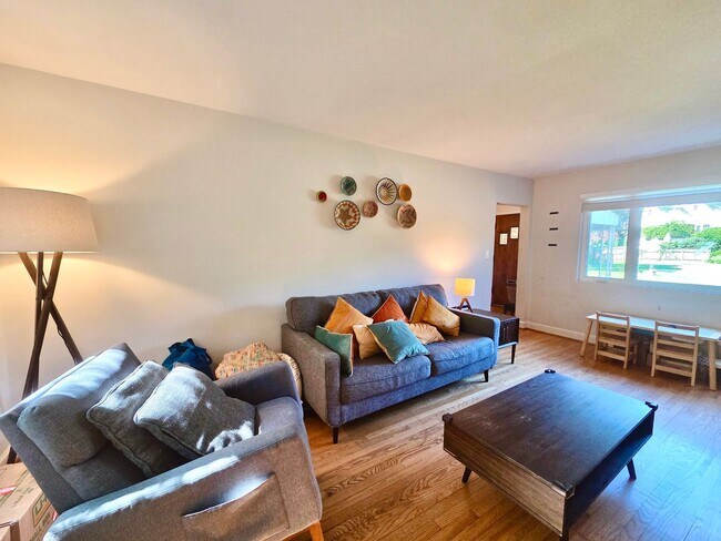 Foto del edificio - Lovely 4 BR/2 BA Single-Family Home in Sil...