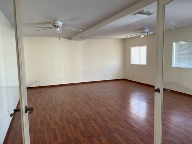 Building Photo - 3 Bedroom Home with Bonus Room!