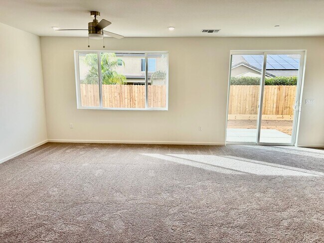 Foto del edificio - Lovely 4/2 Near Clovis East