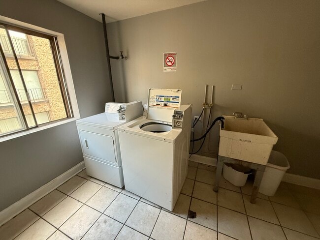 Foto del edificio - 2310 N Harlem Ave