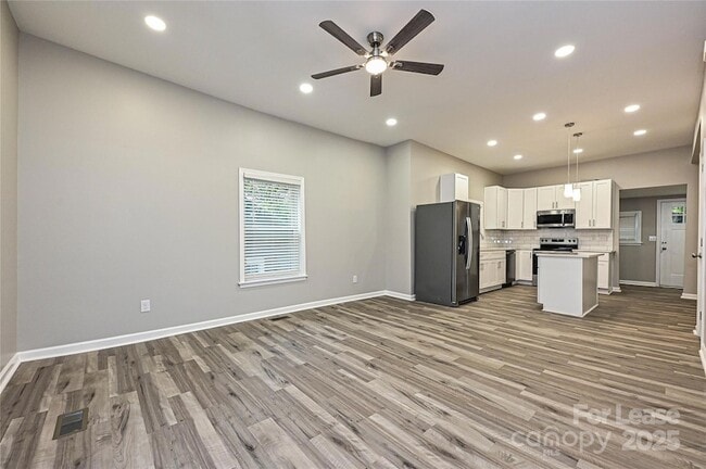 Foto del edificio - 117 W Henderson St