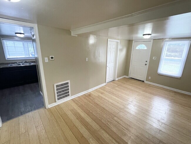 Foto del edificio - 2 Bedroom with huge, attached garage/workshop combo (has electricity)