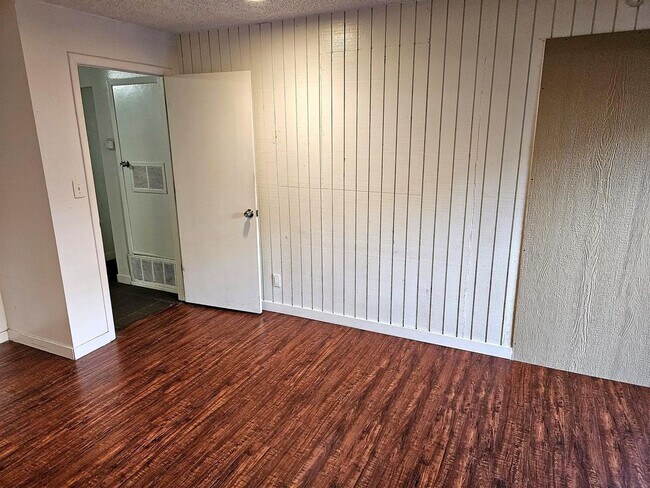 Foto del edificio - Large Private Guy Room Downtown ASAP - Balcony, Storage and more