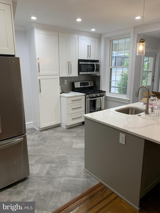 Primary Photo - 52 Walton Ave