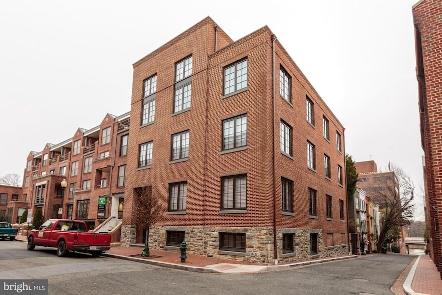 Primary Photo - 3220 Grace St NW