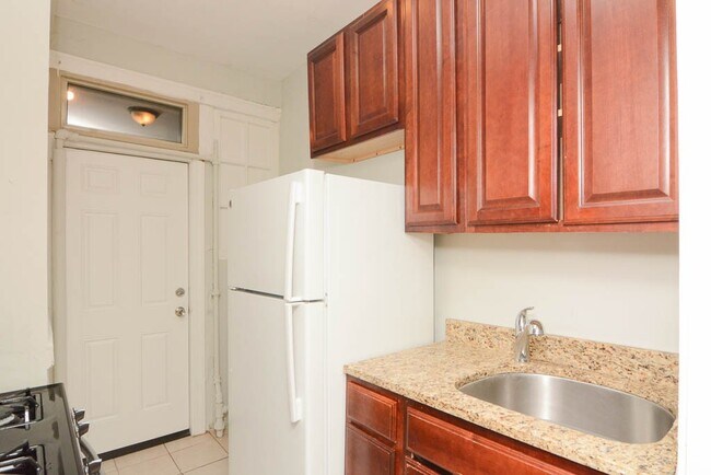 Building Photo - 543 W Surf