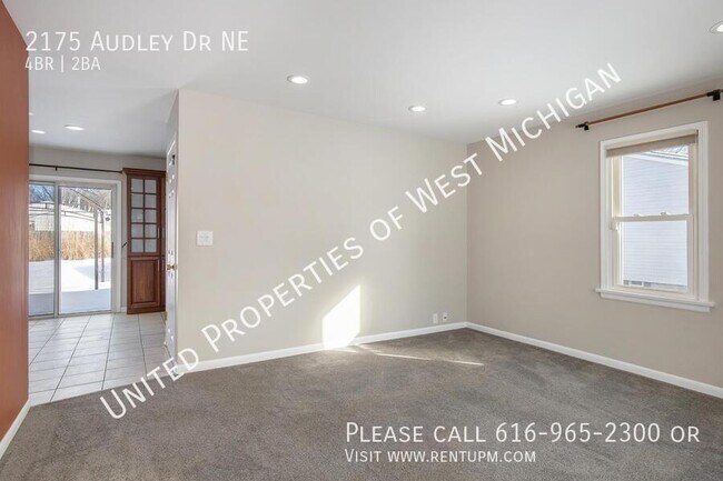 Foto del edificio - Available Now | 4 bed 2 bath single-family...