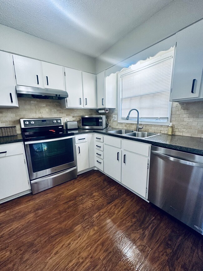 Foto del edificio - 125 Eaglewood Way