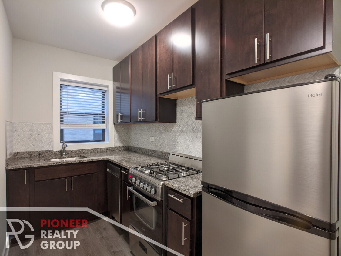 Foto principal - 423 W Belden Ave