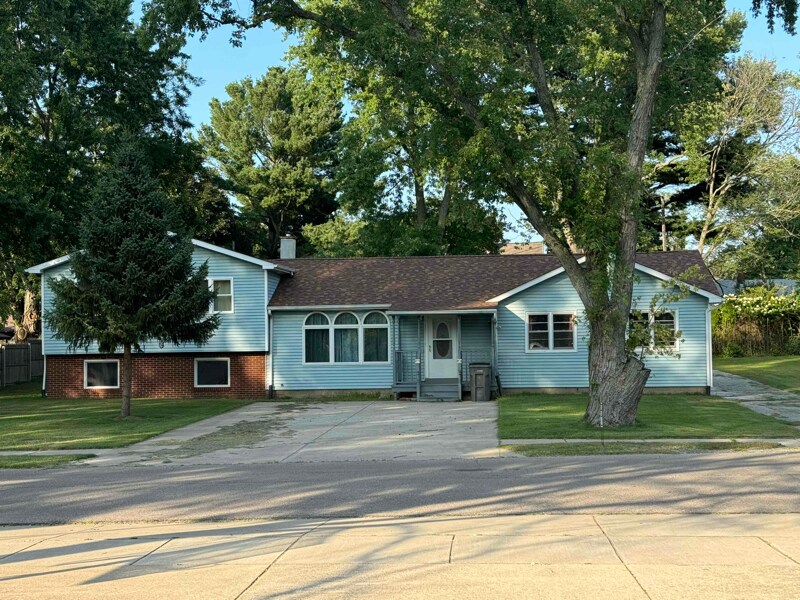 Primary Photo - 215 S Eagle St