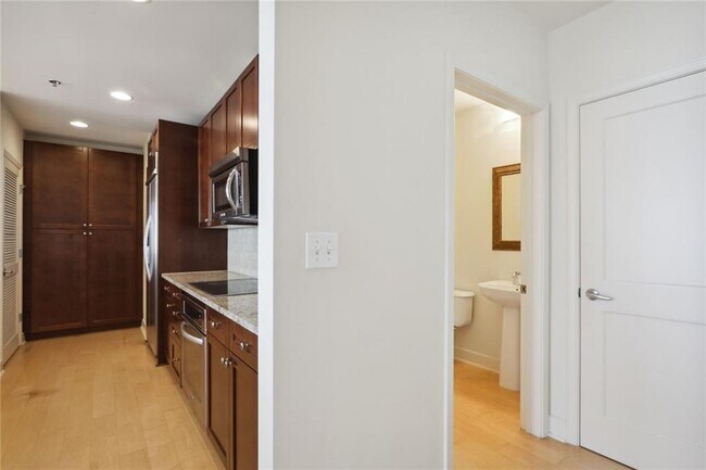 Building Photo - 2795 Peachtree Dr NE