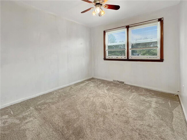 Foto del edificio - 74 Jonathan Dr