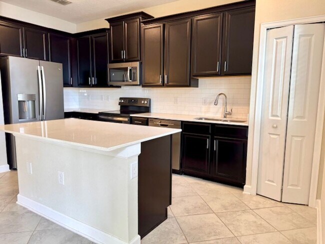 Foto del edificio - For Rent in ChampionsGate 3/2.5 Townhouse with Water View